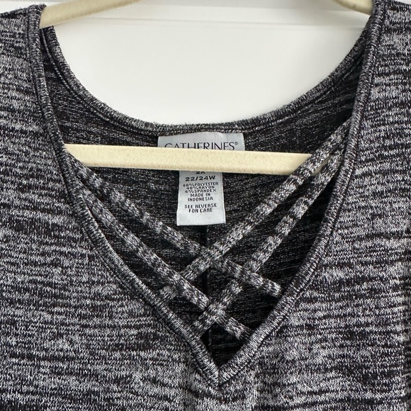 Women’s plus size 2X swing tunic with 3/4 length sleeves v-neck with detail. - Picture 2 of 6